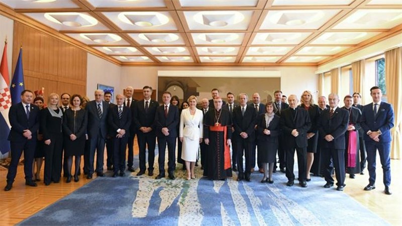 Predsjednica Grabar-Kitarović posmrtno odlikovala kardinala Kuharića Veleredom predsjednika Tuđmana s lentom i Danicom